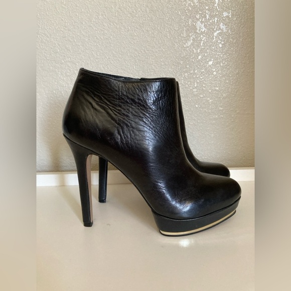 Vince Camuto 5” stiletto ankle leather boots with gold trim & hardware size 6.5 - Picture 6 of 10
